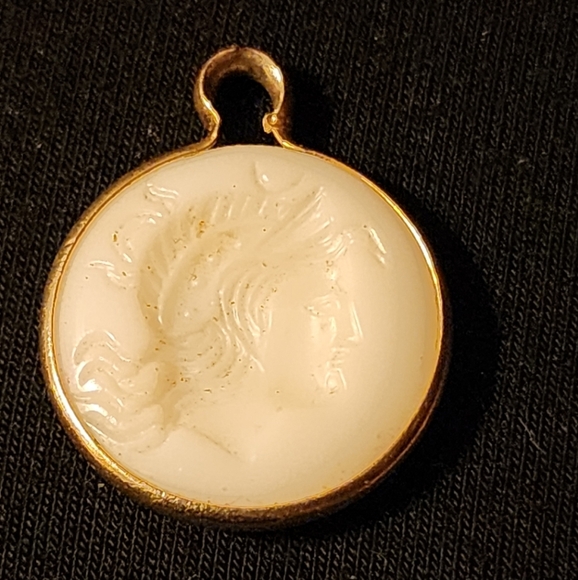 VINTAGE CAMEO PROFILE PENDANT CHARM MEDALLION GOLD TONE GREEK ROMAN STYLE - Picture 1 of 3